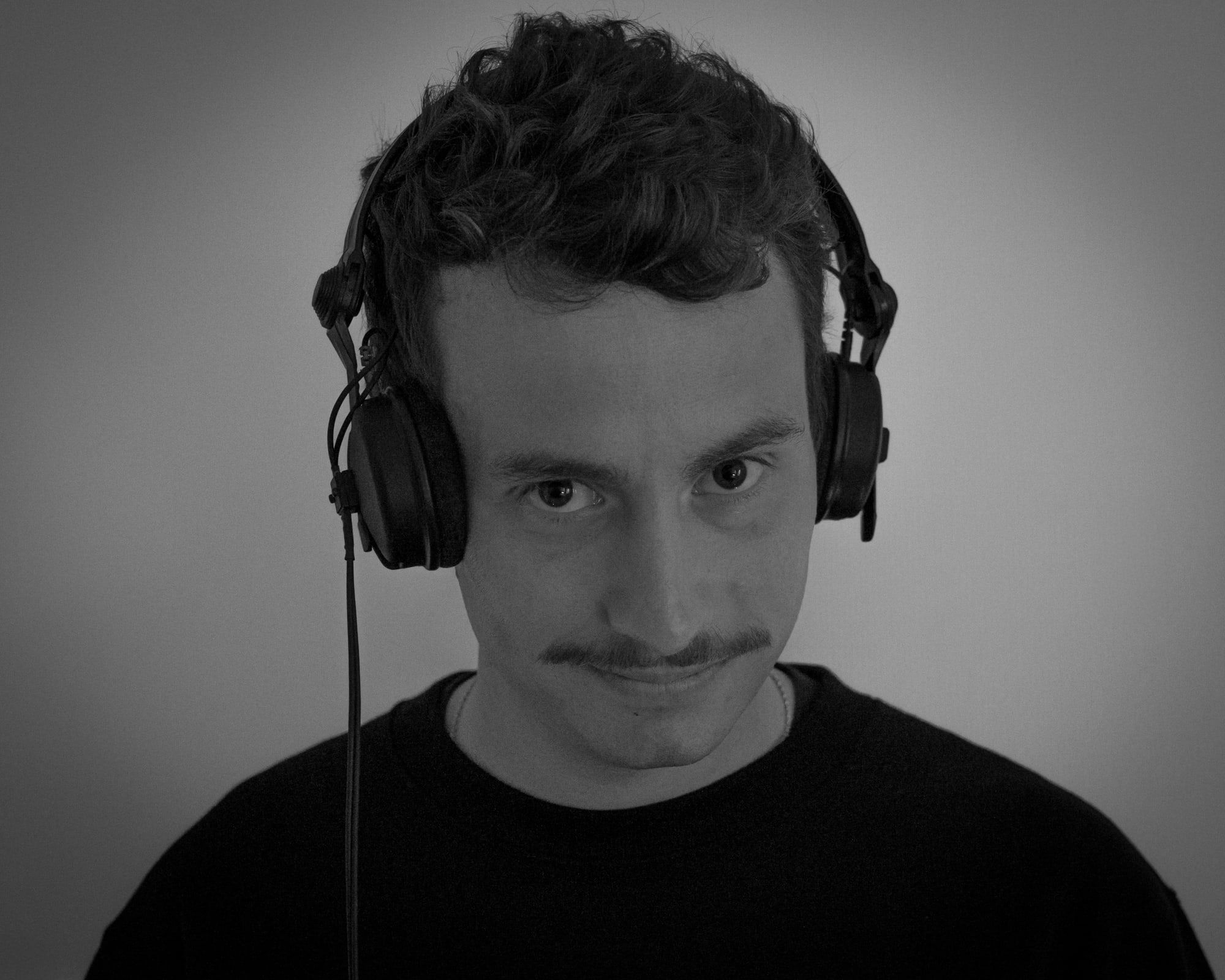Thomas, DJ, au casque